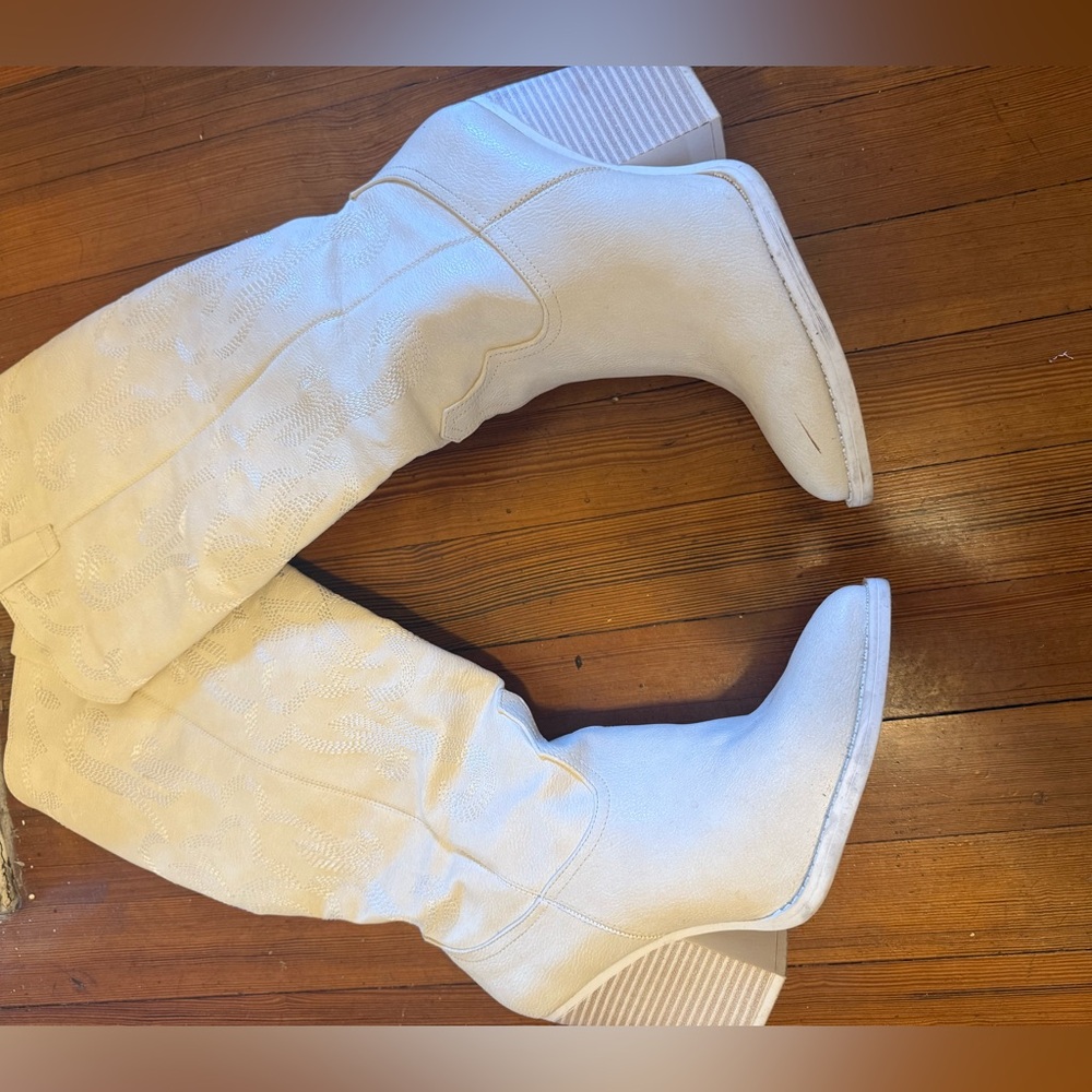 Stylish White Knee-High Boots- Cowboy
